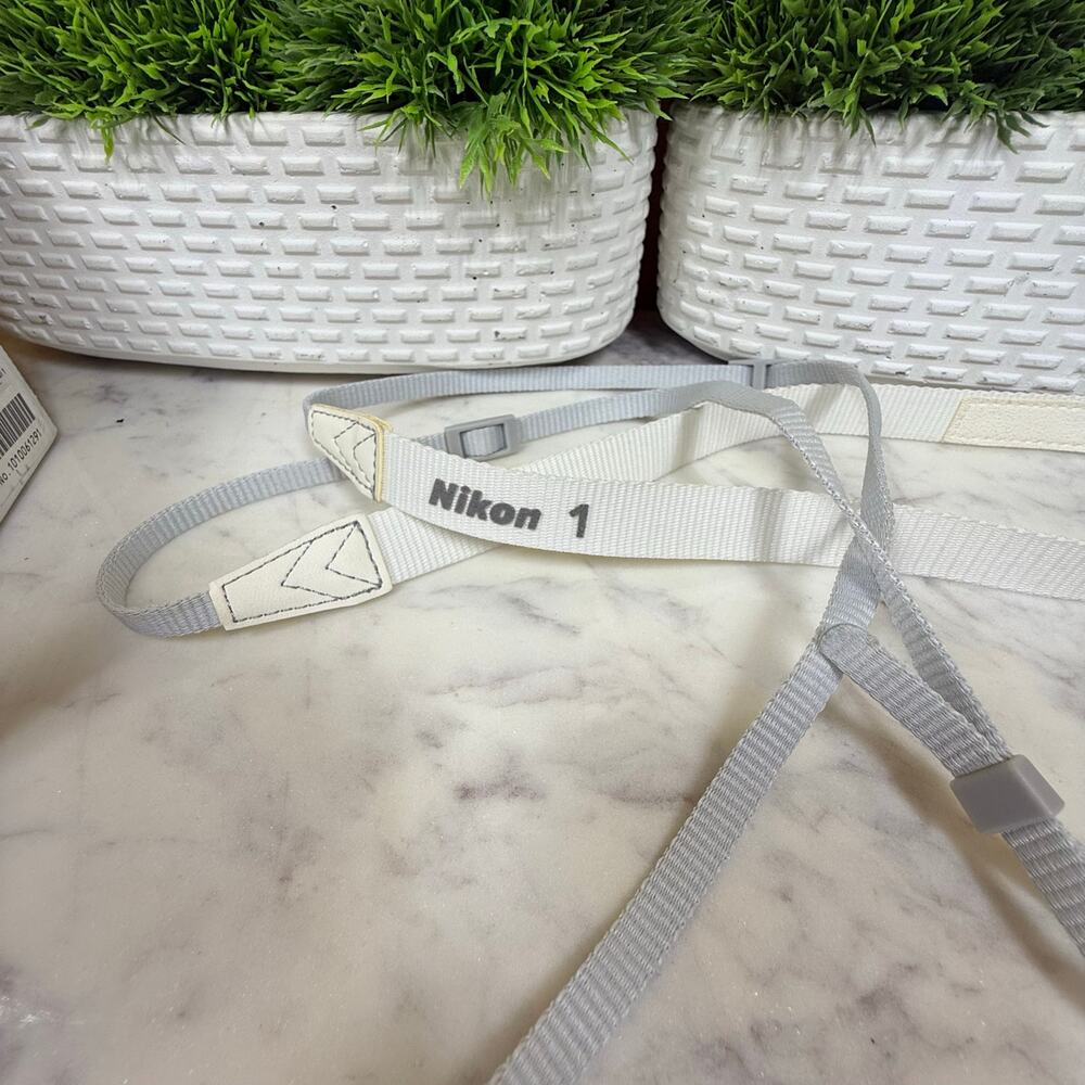 Nikon 1 J1 10.1MP Digital Mirrorless Camera White Kit VR 10-30mm Lens Lot - Picture 13 of 13